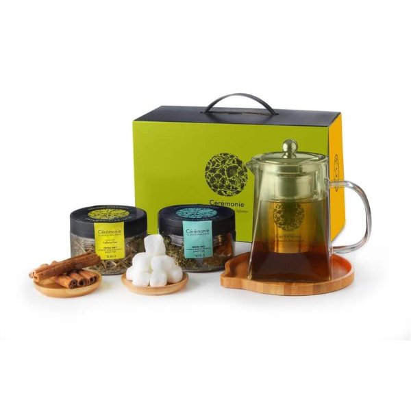 מארז דרור מבית Ceremoni – קנקן זכוכית לחליטת תה עם תחתית עץ אקציה טבעי, צנצנות חליטה ותערובות תה פרימיום ממותגות באריזת פרימיום לעסקים, חברות הייטק ותאגידים. מתאים כמתנת חג לעובדים ולקוחות עם הדמיה מיידית ומיתוג מלא B2B.