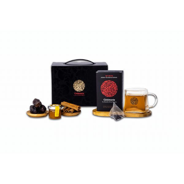מארז תמר Ceremony Tea Gift Pack לפסח, קופסת פרימיום עם חלון שקוף המציג כיסוי מצלמה, תערובות תה איכותיות, דבש, תמרים ומקלות קינמון – שי ממותג B2B לחברות ועסקים גדולים.